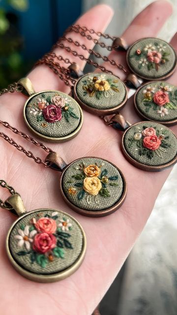 Scrap Embroidery Thread Ideas, Miniature Embroidery Ideas, Embroidered Jewelry Diy, Embroidered Brooch Tutorial, Small Embroidery Gift Ideas, Tiny Embroidery Ideas, Modern Embroidery Ideas, Embroidered Gifts Ideas, Embroidery Charms