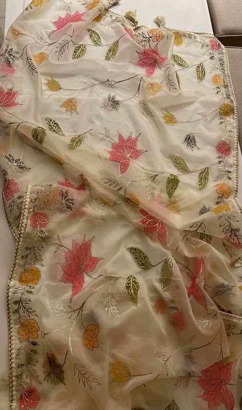 Printed Dupatta Designs Ideas, Hand Printed Dupatta, Painting Sarees Design, Duppattas Designs Ideas, Painted Dupatta, Fabric Colour Painting, Dupatta Designs, Saree Painting Designs, Simple Saree Designs