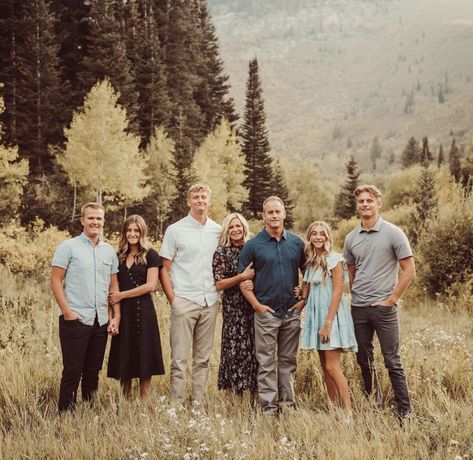 Family Picture Poses For 6 Adults, Family Of 6 Adults Photo Ideas, Family Photo Ideas 6 People, Family Portraits Extended, Extended Family Photography Poses, Family Of 8 Picture Poses Adults, Family Of 6 Portrait Poses, Family Shoot Poses Group Shots, Family Photo Poses All Adults