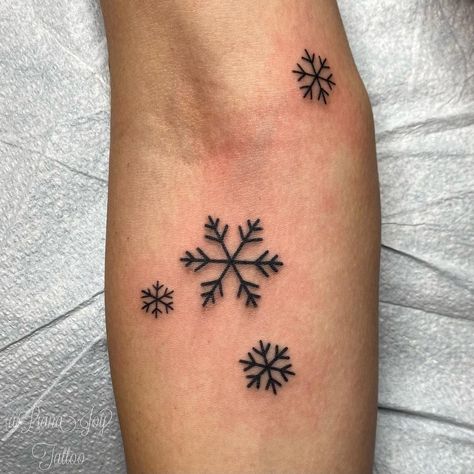 Noel Tattoo, Four Seasons Tattoo, Christmas Henna, Winter Tattoos, Christmas Tattoo Ideas, Xmas Tattoo, Hannah Tattoo, Joy Tattoo, Christmas Tattoos