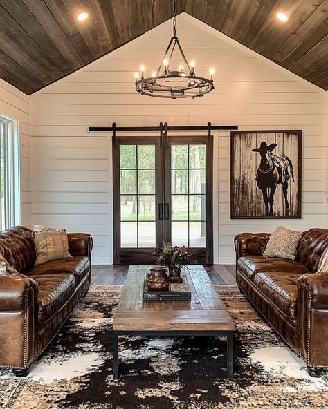 Western Living Room Aesthetic, Modern Texas Ranch House Interior, Old Western Living Room, Cowboy Cabin Interior Design, Western Small Living Room, Dark Western Decor, Western Style Homes Interior Design, Western Farmhouse Decor Living Room, Barndo Living Room