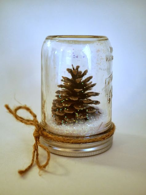 Fall Snow Globes, Diy January Decor, Diy Snow Globe Ideas, Snowglobe Diy, Waterless Snow Globe Diy, Săpunuri Handmade, Wine Bottle Diy Crafts, Cones Crafts, Pine Cone Crafts