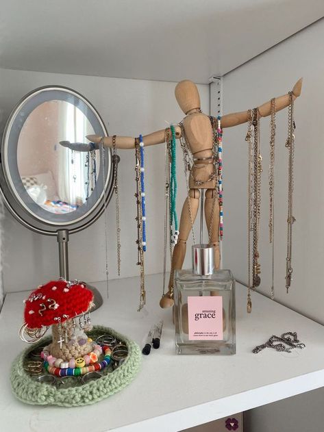 Stand For Jewelry Ideas, Jewelry Display Wall Ideas, Small Room Decor Organization, Jewelry Display Bedroom, College Jewelry Organizer, Ideas For Jewelry Organization, Bedroom Jewelry Display, Accesory Storage Diy, Vintage Room Diy Decor Ideas