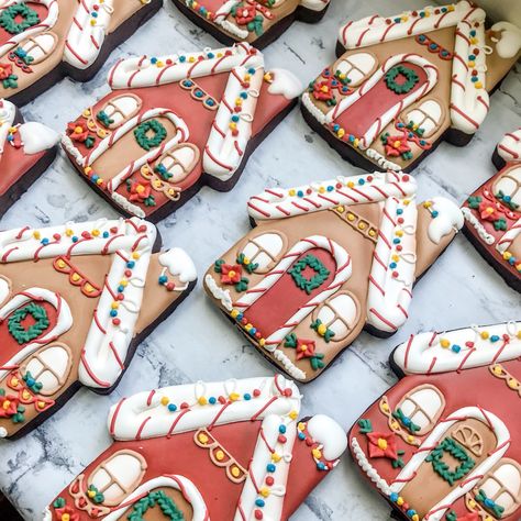 Gingerbread House Royal Icing Cookies, Sugar Cookie Gingerbread House, Gingerbread House Decorated Cookies, Gingerbread House Sugar Cookies, Gingerbread House Cookies Decorated, Sugar Cookie Packaging Ideas, Sugar Cookie Packaging, Gingerbread House Royal Icing, Chrisrmas Cookies