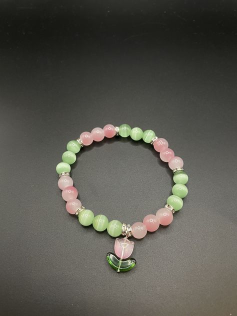 Trendy green and pink tulip bracelet. All my bracelets are elasticated, durable and will fit a variety of wrist size whilst making a lovely gift or treat for yourself. They will be delivered packaged in an organza bag. Will add a pop of colour and an elegant touch to any outfit! Aesthetic Breslet, Cute Bracelets Bead, Beaded Bracelets Aesthetic Y2k, Green And Pink Bracelet, Cute Pink Bracelets, Bracelet Beads Design, Green Bracelet Beads, Pulseras Coquette, Bracelet Ideas Glass Beads