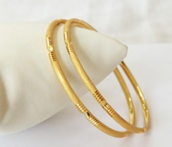 I found this beautiful design on Mirraw.com Simple Gold Bangle, Plain Gold Bangles, Gold Bangles Indian, Gold Bangles For Women, Gold Bangle Set, Gold Armband, Gold Plated Bangles, Gold Pendant Jewelry, Jewelry Bracelets Gold