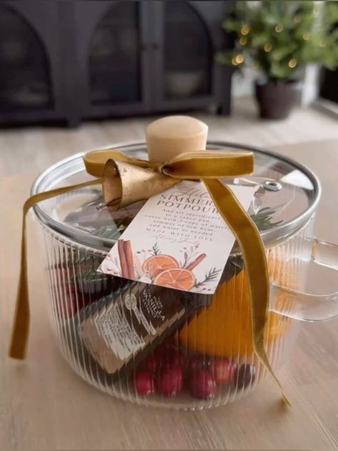 Glass Cooking Pot, Potpourri Gift, Creative Gift Baskets, Simmer Pot, Holiday Hostess Gifts, Diy Holiday Gifts, Christmas Baskets, Christmas Gift For Mom, Host Gifts