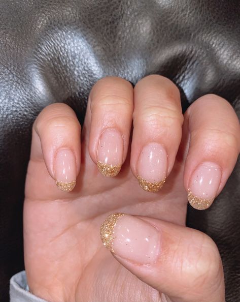 Sparkly Gold French Tip Nails Almond, Golden French Nails Gold Glitter, Gold Prom Nails Short, Glittery Gold French Tip Nails, French Tip Nail With Glitter, Prom Nails With Gold, Gold Glitter French Tip Nails Square, Prom Nails For Gold Dress, Sparkly Gold French Tip Nails