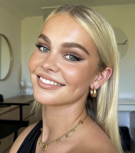 Winged Eyeliner Blue Eyes, Soft Winged Eyeliner, Blonde Hair Blue Eyes Makeup, Glowy Aesthetic, Summer Makeup Ideas, Summer Makeup Routine, Muted Summer, Soft Natural Makeup, Peachy Blush