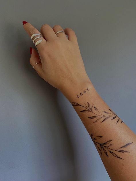 Wrap Around Wrist Tattoos, Around Arm Tattoo, Wrap Around Tattoo, Tato Minimal, Wrap Tattoo, Petite Tattoos, Wrist Tattoos For Women, Small Hand Tattoos, Classy Tattoos