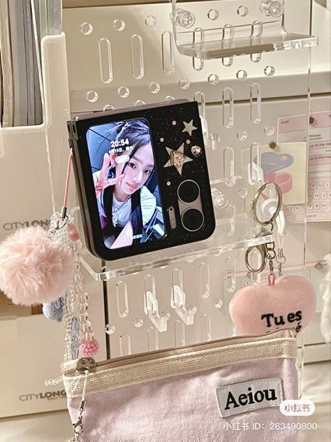 𖦁ׅ ࣪ ׂ aesthetic cute xiaohongshu kpop flip phone !! ៵ 🐇 ࣪ ִֶָ ⋆ Oppo Find N2 Flip Aesthetic, Douyin Aesthetic, Flip Phone Aesthetic, Iphone Inspiration, Samsung Aesthetic, Korean Phones, Apple Watch Hacks, Samsung Flip, Dream Phone