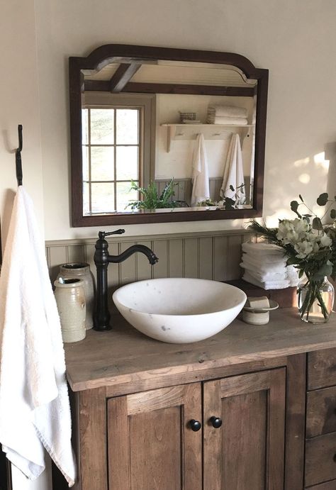 Bedroom Elements, Baños Shabby Chic, Small Farmhouse Bathroom, Primitive Bathroom, Farmhouse Bathroom Ideas, Rustic Farmhouse Bathroom, Farmhouse Bathroom Design, Bilik Air, Rustic Bathroom Designs