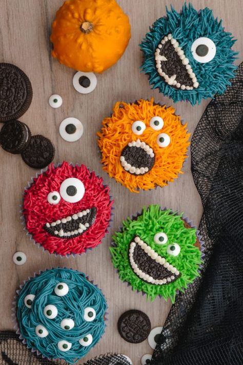 Monster Halloween Cupcakes- Grass icing tip, colored frosting, eye balls, and OREO cookies Tårta Design, Pasteles Halloween, Cupcakes Halloween, Postres Halloween, Bricolage Halloween, Monster Cupcakes, Halloween Food Treats, Halloween Treats Easy, Halloween Baking