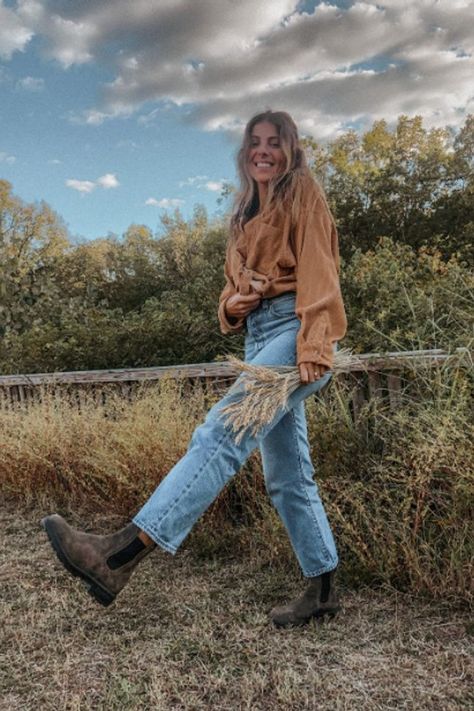 Banana Leather Boots Outfit, Blundstone Fashion Woman, Blind Stone Outfit, Jeans And Blundstones Outfit, How To Style Blundstones With Jeans, Bavarian Outfit Women, Blundstone Western Outfit, Blundstone 500 Women Outfit, Blundstone Outfit 2023