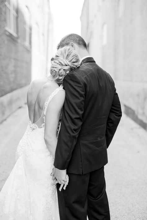 Classic Neutral Wedding, Wedding Photo List, Bride Groom Poses, Wedding Portrait Poses, Bride Groom Photos, Wedding Photoshoot Poses, Wedding Couple Photos, Wedding Picture Poses, Bridal Pictures