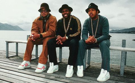 Formed in the 1980s, Run-D.M.C. is one of the most influential hip hop groups, being the first of the genre to earn a platinum release on their album. The rap group consists of Run, DMC, and Jam Master Jay who got the shaft when it came to naming the group. Run Dmc Costume, Old School Hip Hop Outfits, 80s Hip Hop Fashion, Hip Hop Look, 90s Tracksuit, Look Hip Hop, 80s Hip Hop, Hip Hop Classics, Hip Hop Trends