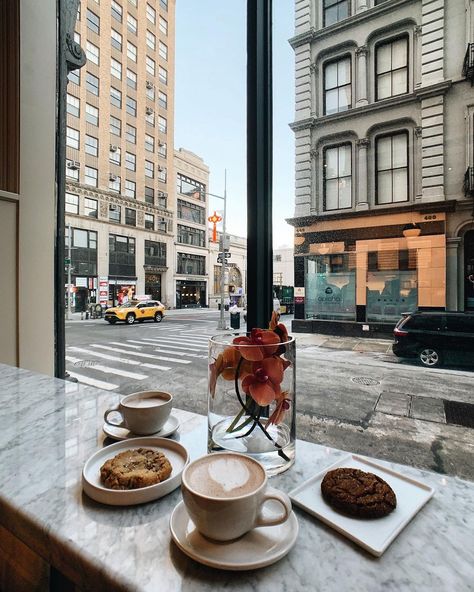 New York City ✪ on Instagram: “Enchanting NYC mornings while enjoying my hot cocoa at Blue Bottle ☕️ Happy Sunday everyone! #ThisIsNewYorkCity” New York Coffee Shop Aesthetic, New York Coffee Shop, Coffee Shop New York, Customer Photography, Nyc Coffee Shop, Nyc Coffee, New York Coffee, Cute Coffee Shop, Cozy Coffee Shop