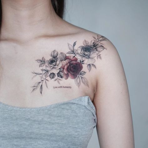 Best Collarbone Floral Tattoos For Your Inspiration Vine Collarbone Tattoo, Tattoos Collarbone, Tatuaje Cover Up, Clavicle Tattoo, Collarbone Tattoo, Chrysanthemum Tattoo, Rose Tattoos For Women, Floral Tattoos, Bone Tattoos