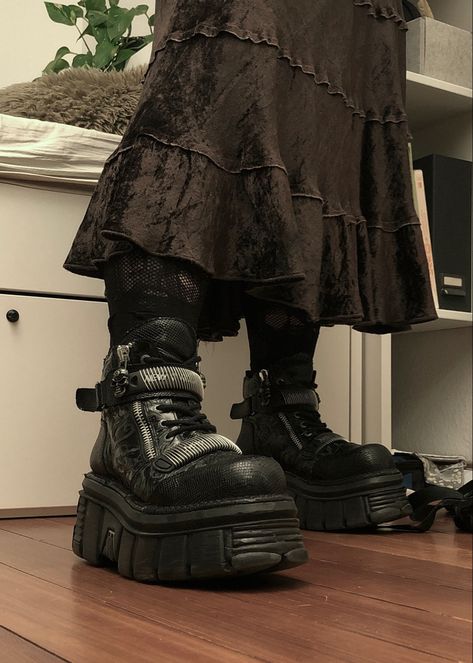 Alternative Platform Shoes, New Rock Shoes Aesthetic, Goth Boots Aesthetic, Chunky Boots Aesthetic, Goth Shoes Aesthetic, New Rock Boots Outfit, Platform Shoes Outfit Aesthetic, Earth Goth, Platform Ankle Boots Outfit