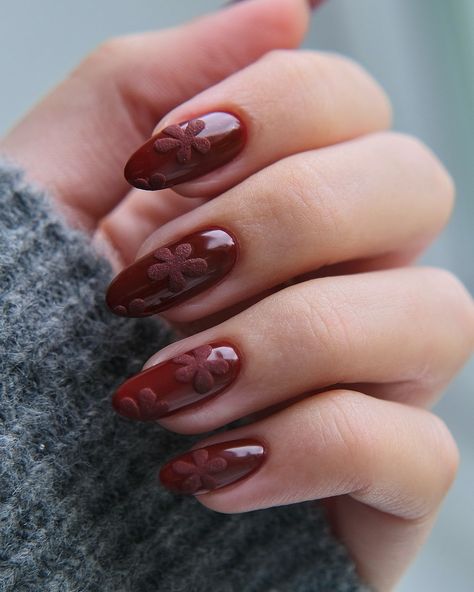 AD Textured flowers🥀🍂🍷 I love adding texture to nail art for autumn, it’s such a quick and easy way to elevate a simple design! Products used @the_gelbottle_inc Park Lane, Extreme shine topcoat & Studio Acrylic Powder #burgundynails #winenails #rednails #darkrednails #texturednails #nailart #3Dnails #autumnnails #fallnails burgundy nails, 3D nails, textured nails, red nails, autumn nails, fall nails Red Nails Autumn, Art With Texture, Textured Nails, Thanksgiving Nail Ideas, Autumn Nails Fall, Cozy Colors, Best Press On Nails, Dark Red Nails, Wine Nails