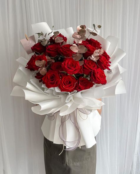 Chew Florist Penang Florist on Instagram: “Ecuadorian rose is ❤️” Ecuadorian Roses Bouquet, Red Bouquet Flowers, Valentine Flower Bouquet, Red Rose Flower Bouquet, Christmas Flower Bouquet, Wrapping Bouquets, Christmas Bouquets, Aesthetic Bouquet, Red Rose Arrangements