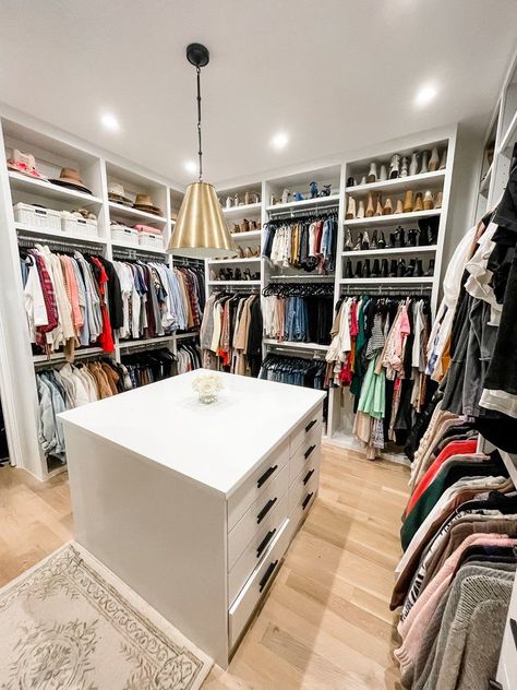 Aesthetic Wardrobe Organization, Clothing Room Design, House Closet Ideas, Clothes Room Ideas, Closet In Room, Big Closet Ideas, Dream Wardrobe Aesthetic, Closet Room Design, Dream Walk In Closet