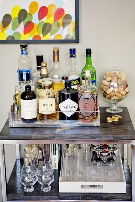 Use trays to keep your bar cart organized. Modern Loft House, Bar Deco, Small Space Hacks, Bandeja Bar, Gold Bar Cart, Bar Sala, Bar Tray, Bar Cart Styling, Built In Bar