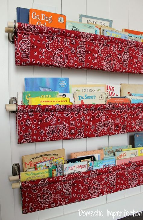 Clever book storage solution - love that you can see the book covers instead of just the spine. Click through for a full tutorial! Easy project! Storing Kids Books, Book Sling, Projek Menjahit, Penanda Buku, Kraf Diy, Book Organization, Book Storage, Creation Couture, Book Making