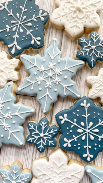 Basic Batch Cookies | Kelsey Ford on Instagram: "Haven’t even put up my Christmas decor yet, but here’s a cute lil wintery set of snowflakes ❄️❄️❄️ Technically we did already have our first snow of the year on Halloween so I’m calling these cookies seasonally appropriate. #royalicing #royalicingcookies #royalicingart #sugarcookies #sugarcookiesfinstagram #sugarcookieart #sugarcookieartist #decoratedcookies #decoratedsugarcookies #edibleart #edibleartwork #instacookies #cookies #cookiedecorating #cookiedecorator #cookiedesign #cookiedesigner #homebaker #homebakery #sugarcookietutorial #cookiedecoratingvideo #cookiedecoratingvideos #cookiedecoratingtutorial" Winter White Cookies, Flood Icing Cookies Christmas, Christmas Cookies White Icing, Christmas Cookies Snow Globe, Mug Christmas Cookies Decorated, Cute Christmas Cookie Designs, Aesthetic Christmas Cookies Decorated, Christmas Cookies Flood Icing, Easy Snowflake Cookie Decorating