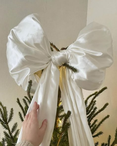 Christmas Tree Large Bow, Satin Bow Christmas Tree, Bow Theme Christmas, Large Bows On Christmas Tree, Bow On Tree Top, Large Bow Tree Topper, Big Bow Tree Topper, Christmas Tree Big Bow, Big Bow Christmas Tree