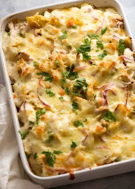 Creamy pasta bake Formula  fresh out of the oven, ready to be served Essen, Easy Healthy Pasta Bake Recipes, Chicken Vegetable Pasta Bake, Oven Cooked Pasta Dishes, Creamy Chicken Pasta Bake Recipes, Creamy Pasta Bake Recipes, Vegetable Pasta Bake Recipes, Healthy Chicken Pasta Bake, Pasta Casseroles Baked