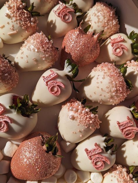 Treats For Sweet 16 Party, Rose Gold Dipped Strawberries, Glam Dessert Table, Quinceanera Strawberries, Desert Tables Quinceanera, Desserts For Sweet 16, Quinceanera Dinner Food Ideas, Fancy Party Food Ideas, Bridal Shower Chocolate Covered Strawberries