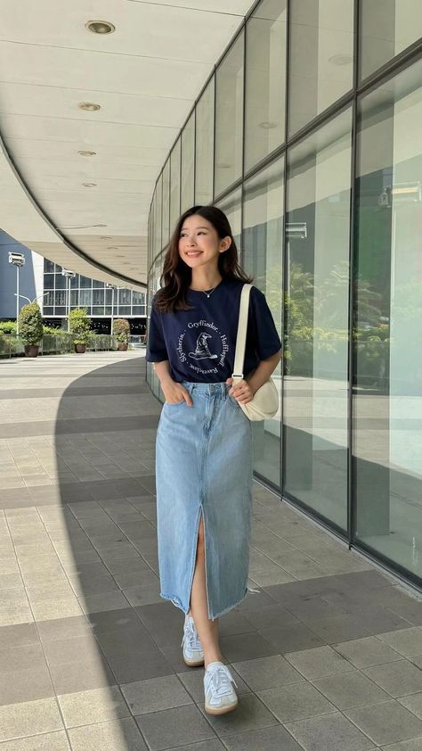 Trip Style Outfit Ideas Summer, 60 Kg Woman Outfits, T Shirts And Skirts, Fashion Inspo Outfits Modest, Cute And Casual Summer Outfits, Denim Maxi Outfit, Cute Modest Skirt Outfits, Conservative Fashion Summer, Midi Jean Skirt Outfits Summer