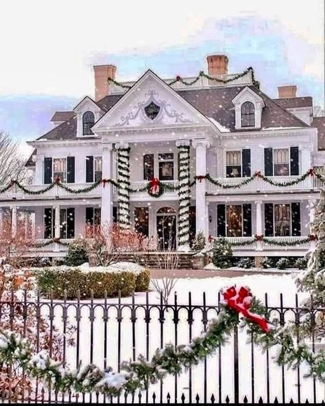 House Decorated For Christmas, Winter House Exterior, Mansion Exterior, House Decorating Ideas Apartments, Dream Life House, Suburban House, Design Your Dream House, Dream House Exterior, Colonial House