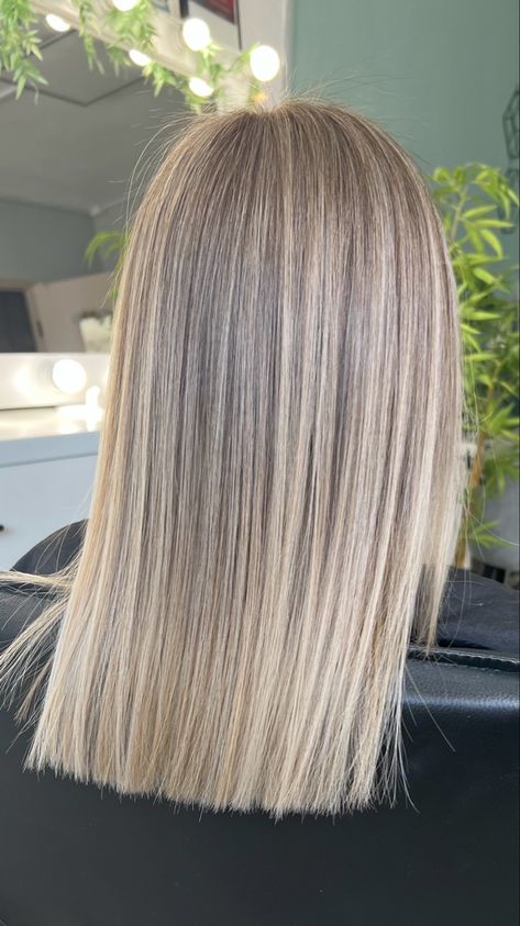 Scattered Blonde Highlights, Full Head Highlights With Root Smudge, Blond Silver Hair, Smokey Blonde Hair, Collar Bone Haircut, Popelavá Blond, Smokey Blonde, Balayage Lowlights, Blonde Hair For Brunettes