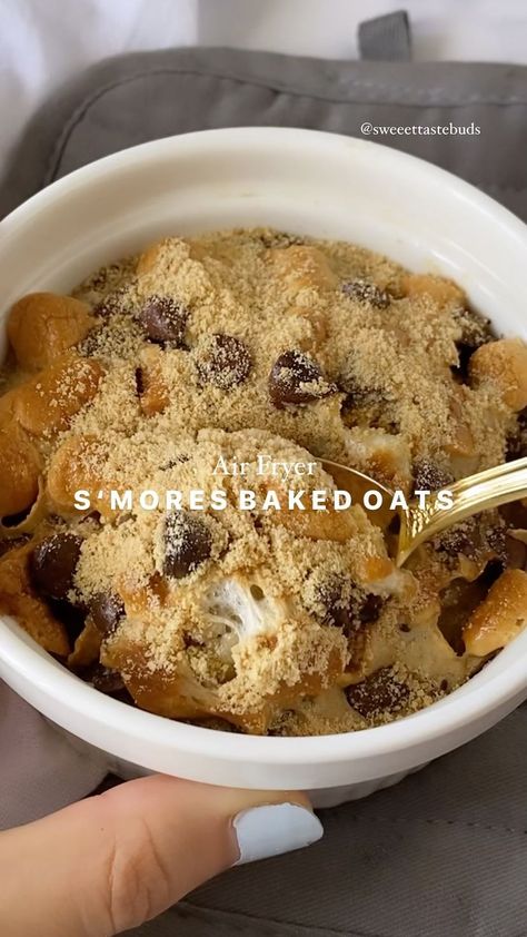 M I N E R V A on Instagram: “air fryer S’MORES BAKED OATS! A perfect meal for bfast or dessert: immensely chocolaty, goey and just amazing. These completely satisfied…” Smores Baked Oats, Airfryer Baked Oats, S’mores Baked Oats, S’mores Baked Oatmeal, Airfry S’mores, S’more Air Fryer, Air Fryer Baked Oats, Bake In The Air Fryer, Air Fryer Dessert Recipes