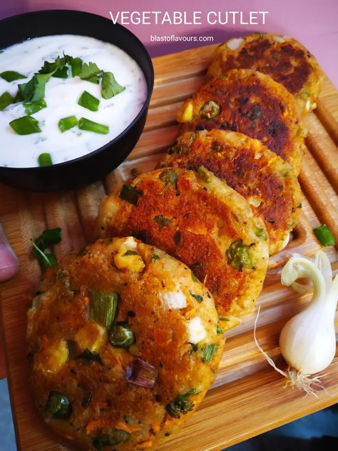 Vegetable Cutlets Recipes, Paneer Cutlet, Cutlet Recipes, Vegetables Dishes, Vegetable Cutlets, Mashed Potato Cakes, Italian Street Food, Burfi Recipe, Cutlets Recipes