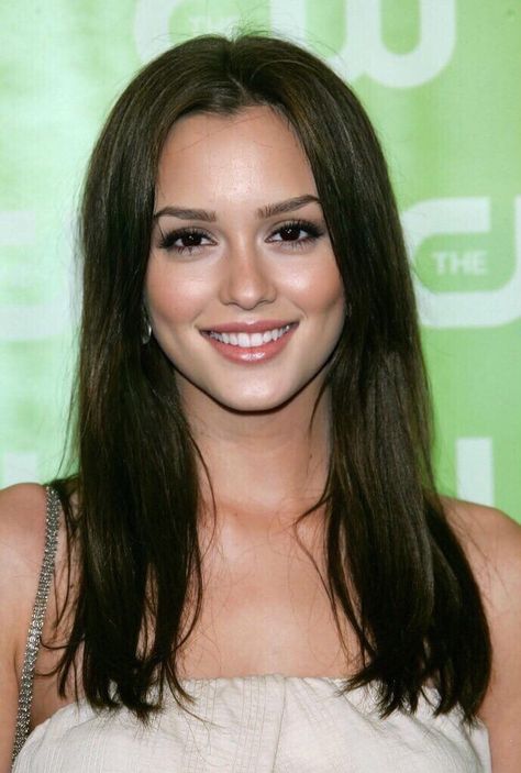 Blair Waldorf Actress, Pretty Actors Women, Young Leighton Meester, Leighton Meester Makeup, Leighton Meester 2000s, Gossip Girl Makeup, Brunette Celebs, Gossip Girl Hair, Blair Makeup