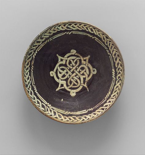 Bowl with Knotted Medallion | The Met Persian Ceramics, Medieval Artifacts, Islamic Ceramics, Medieval Pottery, Famous Works Of Art, Ancient Ceramics, The Met Museum, Ancient Greek Pottery, Greek Pottery