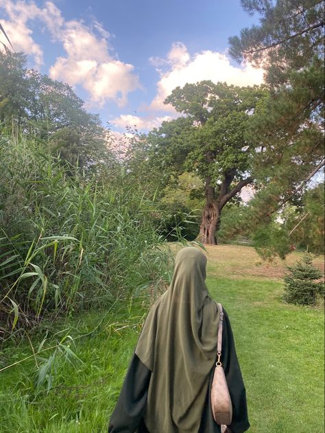 hijabi in nature Green Hijabi Aesthetic, Hijabi No Face Pics, Hijabi Back Pose, Earth To Khadija, Hijabi No Face, Hijabi Instagram Photos, Hijabi Aesthetic Faceless, Faceless Hijabi, Hijabi Instagram