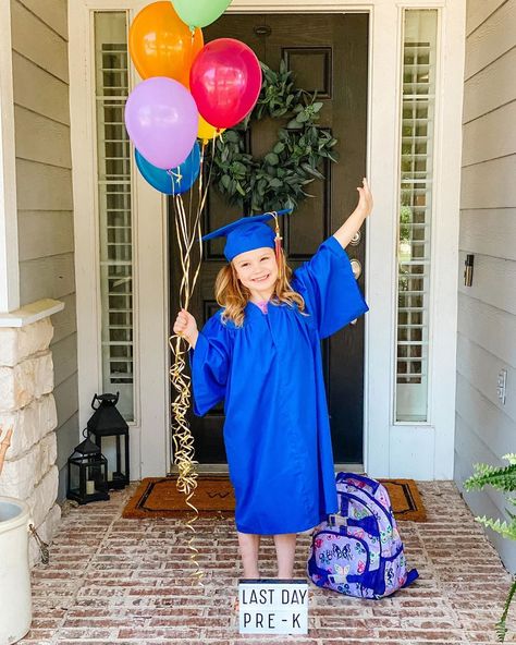 Courtney Carrier FitzPatrick on Instagram: “Well somehow my tiny little baby is old enough for kindergarten 😭 Happy Pre-K Graduation Day Brynn Elise 💙🎈 . . . #brynnelise #fiveyearsold…” Sk Graduation Ideas, Graduation Photos Kindergarten, Pre K Graduation Gifts From Parents, Pre Kindergarten Graduation Ideas, Pre-k Graduation Party, Pre K Grad Photoshoot, Prek Graduation Party Ideas Diy, Preschool Graduation Ideas Party, Kindergarten Graduation Party Decor