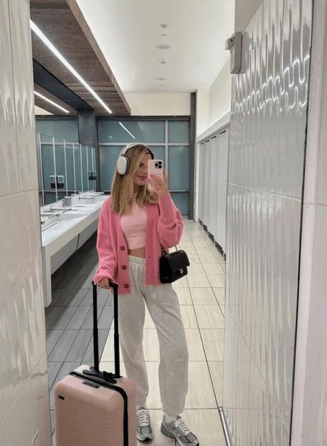 25 BEST CUTE & COMFY AIRPORT OUTFIT IDEAS 2024 - TRAVEL OUTFITS 21 Airport Outfit Classy, Classy Airport Outfit, Airport Outfit Comfy, Airport Outfit Winter, Cute Airport Outfit, Airport Outfit Ideas, Chic Travel Outfit, Comfy Airport Outfit, Airport Outfit Summer