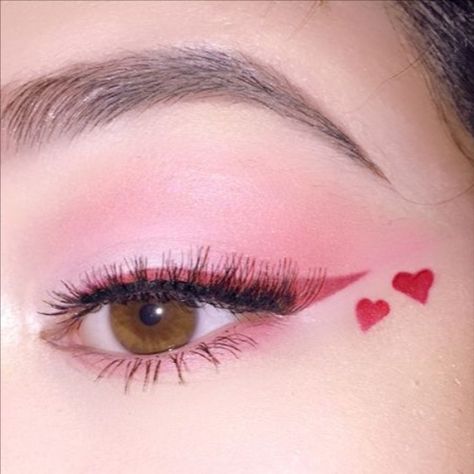 Valentine's Day Makeup Looks Simple, Eye Makeup For Valentines Day, Make Up Looks For Valentines Day, Valentines Day Eyeliner Looks, Cute Simple Valentines Makeup, Cute Valentine Makeup Looks, Valentines Makeup Ideas For School, Pink Valentines Makeup Looks, Valentines Eyeliner Looks