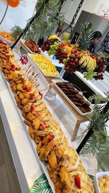 Luau Brunch, Catering Breakfast Buffet, Buffet Style Breakfast, Large Brunch Buffet, Breakfast For Dinner Party, Big Breakfast Buffet At Home, Luxury Brunch Buffet, Brunch Layout Ideas, Brunch Set Up