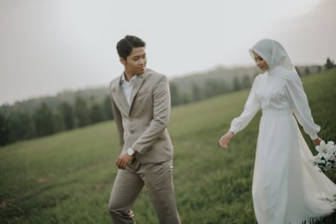 Ide Prewedding Outdoor, Outdoor Prewedding Ideas, Prewed Korea, Prewed Photoshoot, Prewed Outdoor, Pose Pengantin, Pose Prewedding, Prewedding Ideas, Muslim Wedding Photography