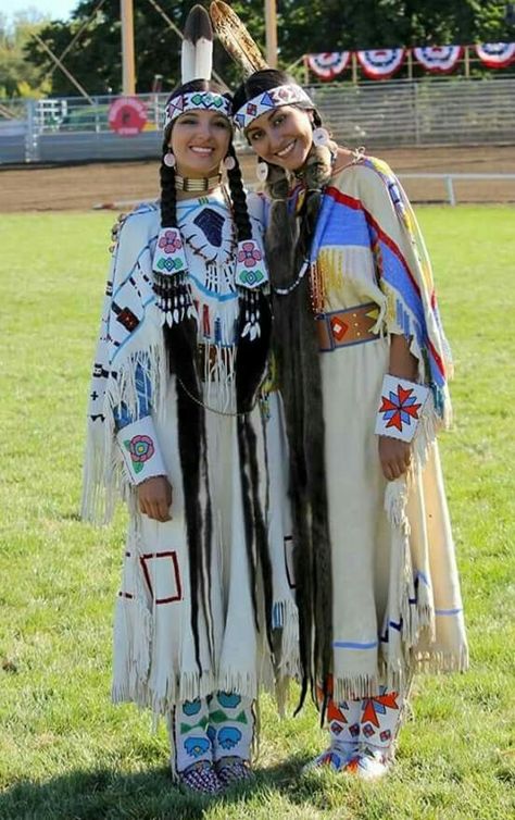 Women's Traditional Regalia Pow Wow, Womens Traditional Regalia, Native Dresses, Native Clothes, Powwow Beadwork, Powwow Outfits, Buckskin Dress, Indigenous Style, Fancy Shawl