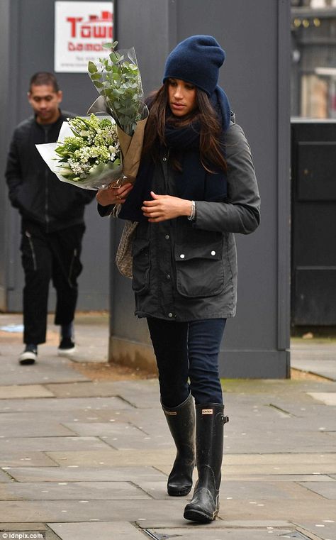 Suits actress Meghan, who is said to have practically moved into Harry's Kensington Palace cottage, looked chic in Hunter wellies and a Barbour coat for the occasion Welly Outfits, Hunter Wellies Outfit, Black Hunter Boots Outfit, Barbour Jacket Women Outfit, Wellies Outfit, Barbour Jacket Women, Princ Harry, Barbour Style, Hunter Boots Outfit