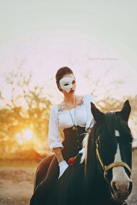 #cosplay #phantomoftheopera #phantom #costume #mask #masked #photoshoot #outdoorphotoshoot #sunset #horse #femalephantom #photography #photoshootideas #kellymccarthyphotography #angelofmusic Phantom Halloween Costumes, Diy Phantom Of The Opera Mask, Female Phantom Of The Opera Costume, Phantom Of The Opera Costumes Female, Phantom Of The Opera Halloween Costumes, Masked Photoshoot, Female Phantom Of The Opera, Cold Weather Halloween Costumes, Female Halloween Costume Ideas