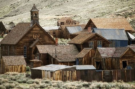 *🇺🇸 The ghost town of Bodie (California) by James Neeley 🏙 Mar-26-2022 Ghost Towns Usa, Cortez Colorado, Travel Aesthetic Outfits, Bodie California, Mammoth Lakes California, Lake Trip, Old Stuff, Mammoth Lakes, Vernacular Architecture