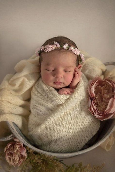 Foto Newborn, Baby Pictures Newborn, Baby News, Newborn Photography Poses, Newborn Baby Photoshoot, Cadeau Baby Shower, Baby Poses, Newborn Baby Photos, Foto Baby